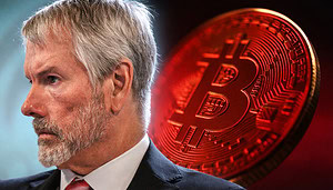 Auf dem Bild sieht man einen Mann mit kurzen grauen Haaren und grauem Bart neben einem rötlich gefärbten Bitcoin-Logo.