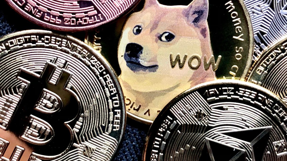 Bitcoin steigt auf 90.000 USD – Memecoins führen den Markt an