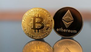 Bitcoin- und Ethereum-Münze auf Tisch