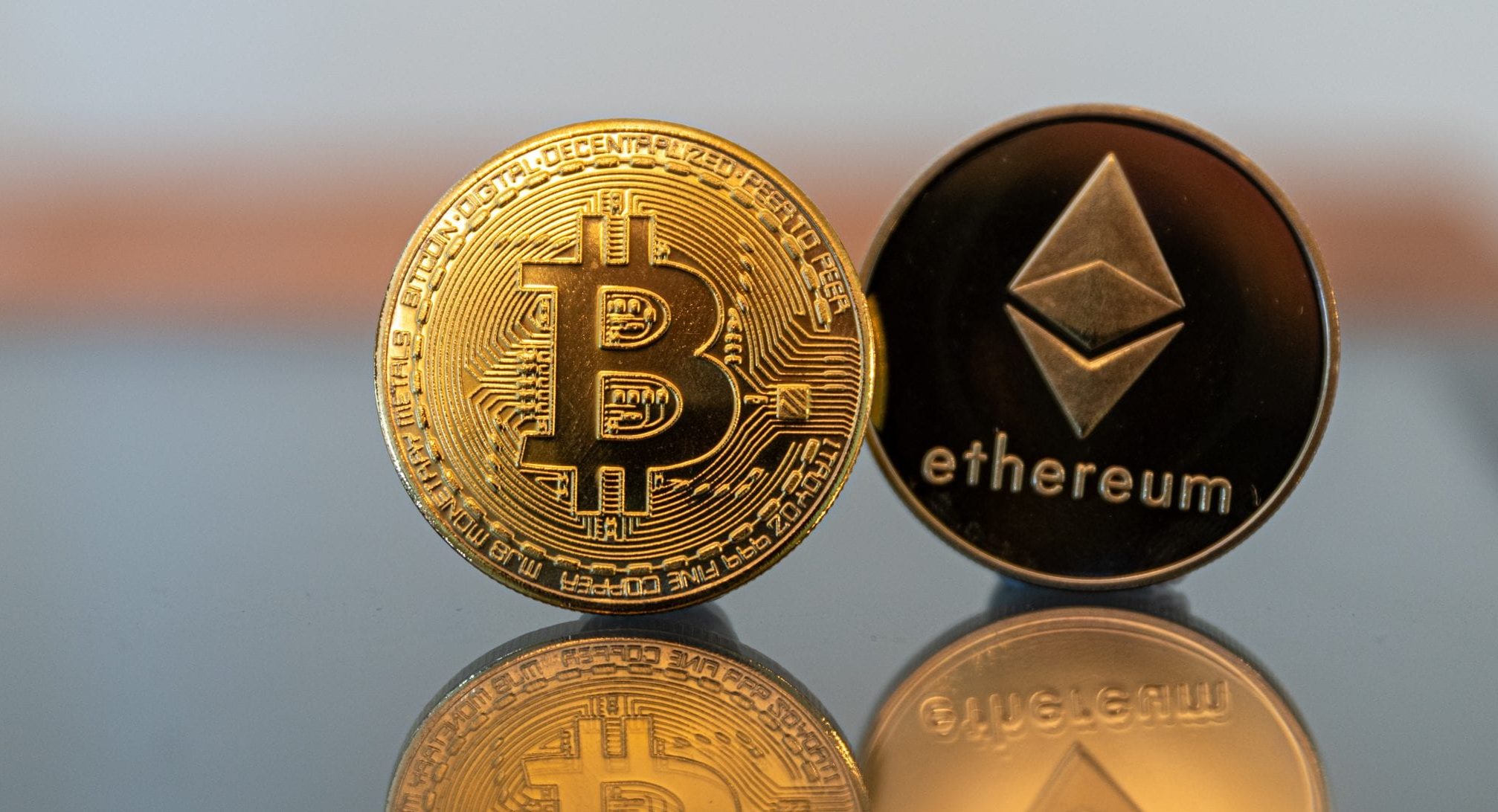 Bitcoin- und Ethereum-Münze auf Tisch