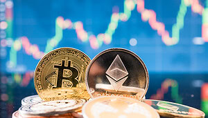 Bitcoin- und Ethereum-Münze vor Chart
