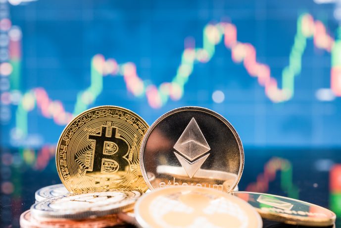 Bitcoin- und Ethereum-Münze vor Chart