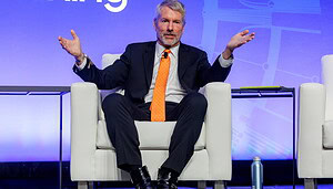 Der Gründer von Strategy, Michael Saylor, von der Seitenansicht vor einem schwarzen Hintergrund