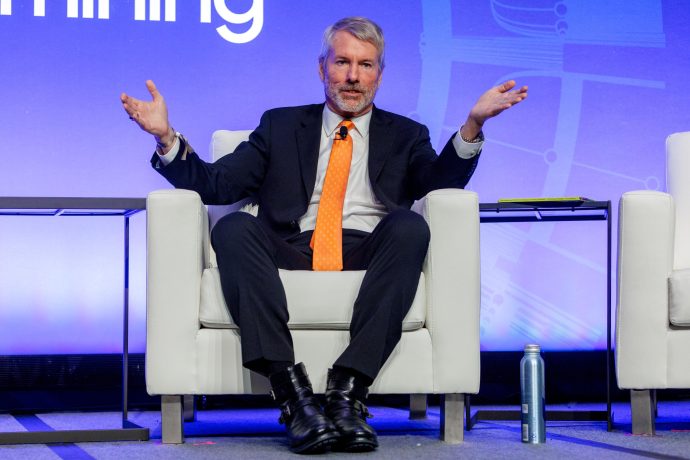 Der Gründer von Strategy, Michael Saylor, von der Seitenansicht vor einem schwarzen Hintergrund