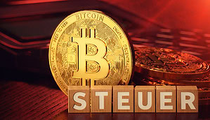 Bitcoin-Münze vor rötlichem Hintergrund und Taschenrechner. Im Vordergrund 6 Würfel mit der Aufschrift "Steuer"