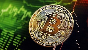 Eine Bitcoin-Münze vor einem grünen Kurschart