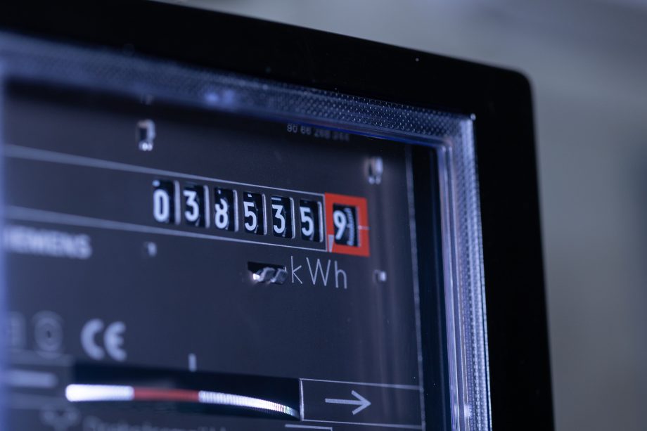 Nahaufnahme eines Krypto-Stromzählers, der hinter einer transparenten Abdeckung den Wert 385359 Kilowattstunden (kWh) anzeigt.