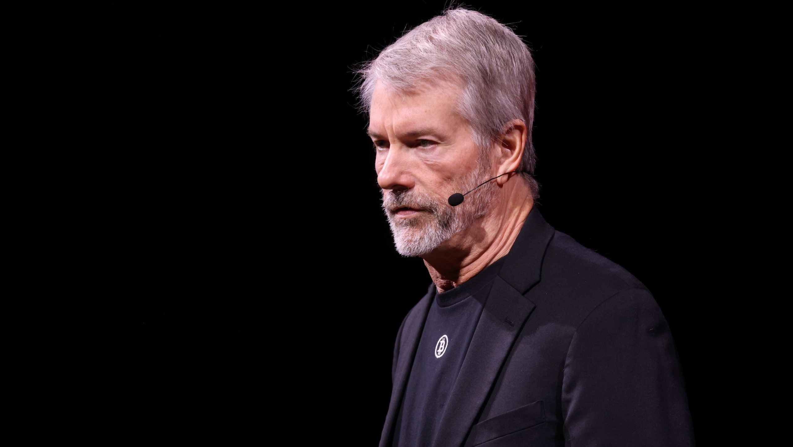 Der Gründer von Strategy, Michael Saylor, von der Seitenansicht vor einem schwarzen Hintergrund
