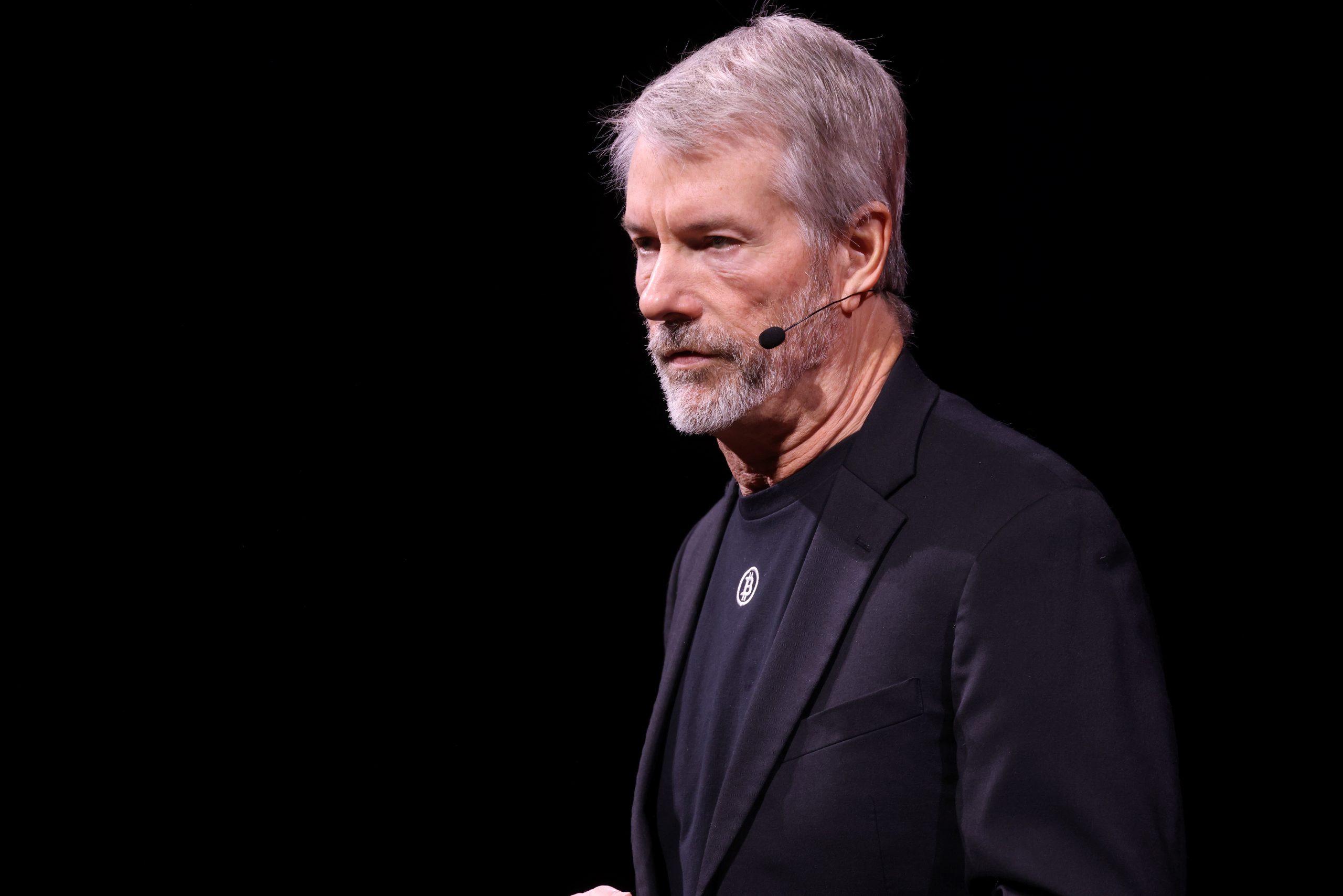 Der Gründer von Strategy, Michael Saylor, von der Seitenansicht vor einem schwarzen Hintergrund