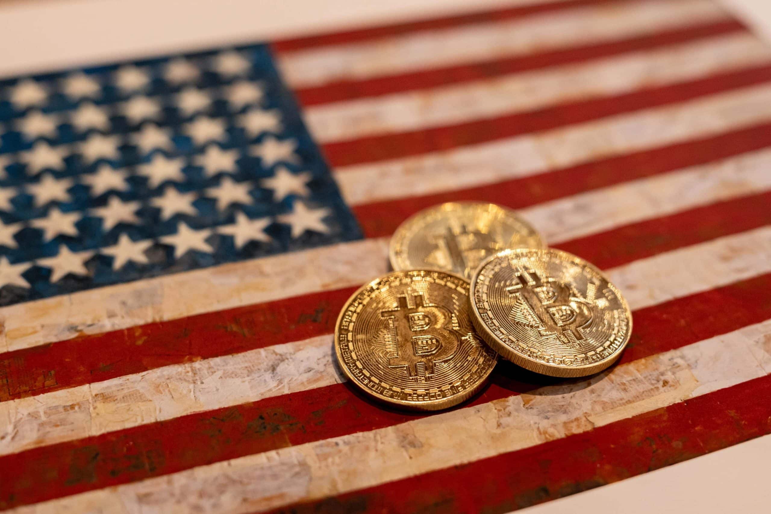 Bitcoin auf USA-Flagge