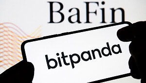 Das Bitpanda-Logo vor dem BaFin-Logo