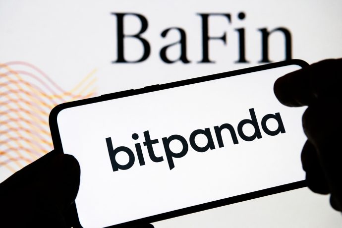 Das Bitpanda-Logo vor dem BaFin-Logo