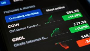 Ein Smartphone mit diversen Aktien-Kursverläufen, darunter Coinbase und Circle