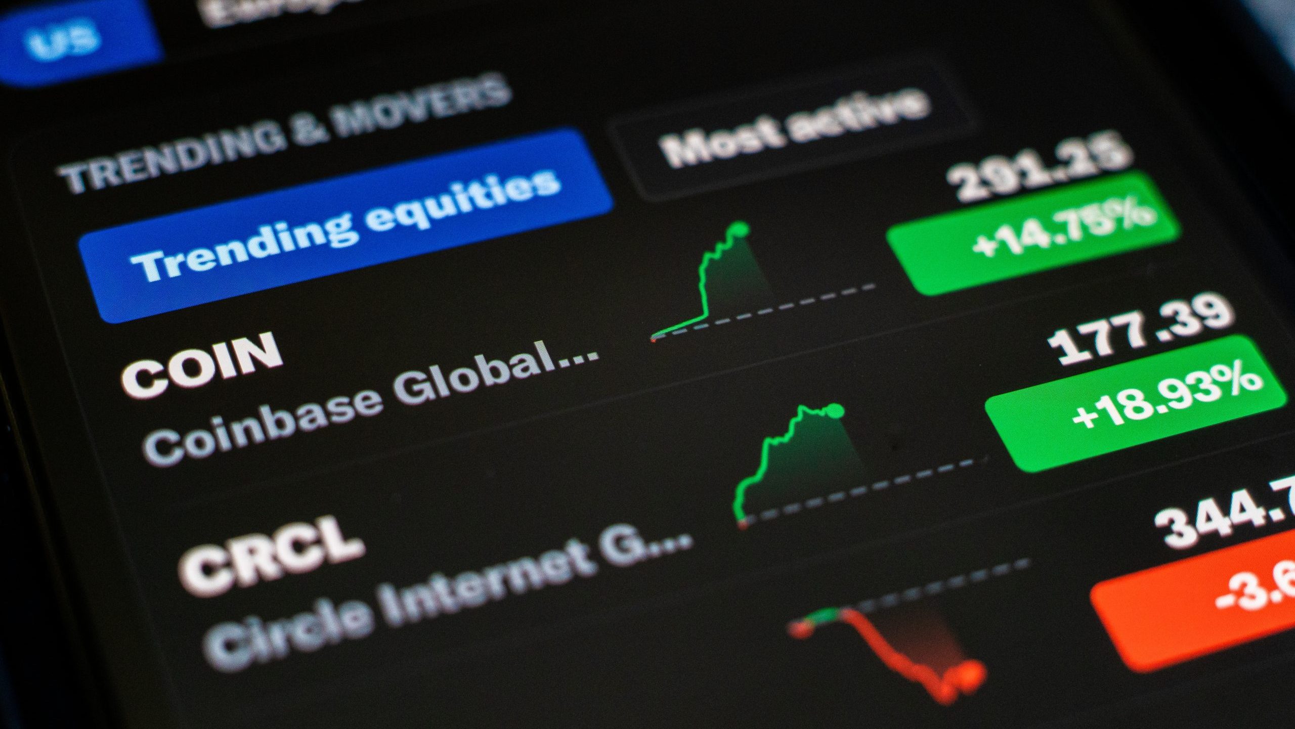 Ein Smartphone mit diversen Aktien-Kursverläufen, darunter Coinbase und Circle