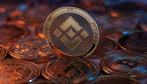 Eine BNB-Münze steht aufrecht zwischen verschiedenen anderen Kryptowährungsmünzen, darunter Bitcoin, und wird von blauem und orangefarbenem Licht beleuchtet.