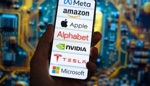 Auf einem Smartphone sind viele Assets zu sehen, im Hintergrund sieht man eine hand, bitcoin ist nicht mehr Teil dieser Liste.