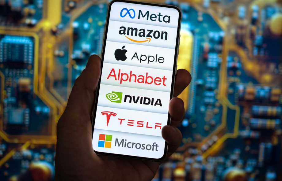 Auf einem Smartphone sind viele Assets zu sehen, im Hintergrund sieht man eine hand, bitcoin ist nicht mehr Teil dieser Liste.