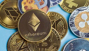 Verschiedene Krypto-Coins im Überblick vor blauem Hintergrund.