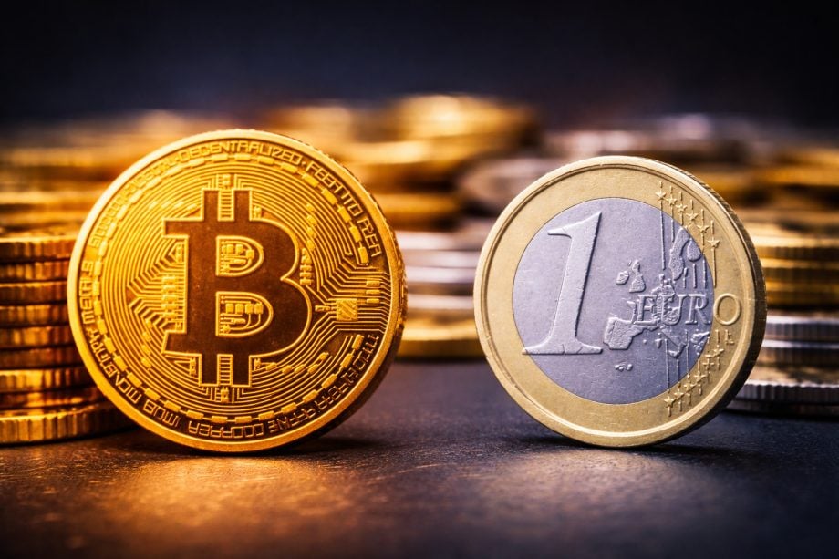 Eine Euro-Münze steht einer Bitcoin-Münze gegenüber.