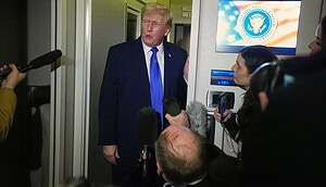 Donald Trump mit Reportern in Flugzeug