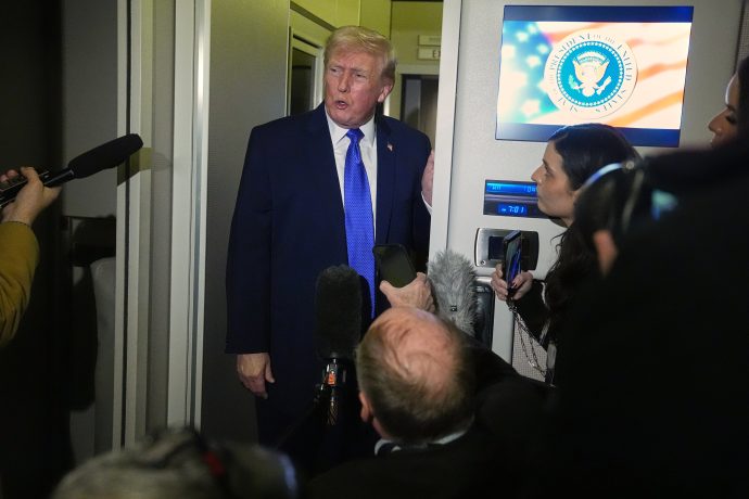 Donald Trump mit Reportern in Flugzeug