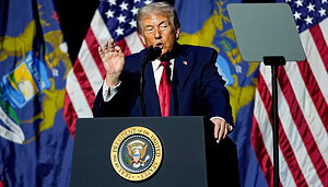 Donald Trump spricht an einem Podium