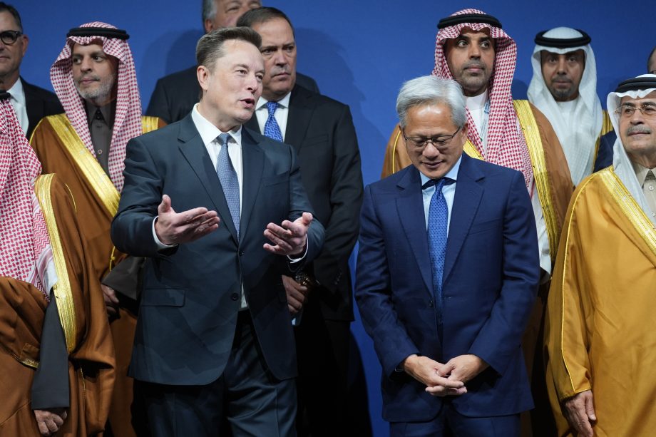 Elon Musk spricht mit dem Nvidia-CEO Jensen Huang, während sie am Saudi Investment Forum im Kennedy Center am Mittwoch, dem 19. November 2025, in Washington teilnehmen.
