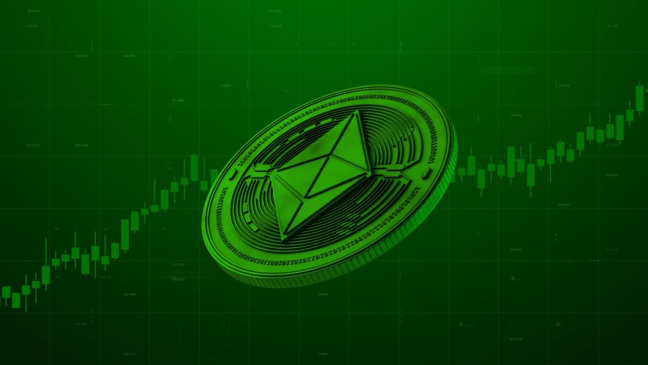 Eine Ethereum-Münze wird vor einem grünen digitalen Finanzdiagramm angezeigt, das die schwankenden Ethereum-Markttrends illustriert.