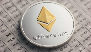 Ethereum-Münze liegt auf Blatt mit Zahlen
