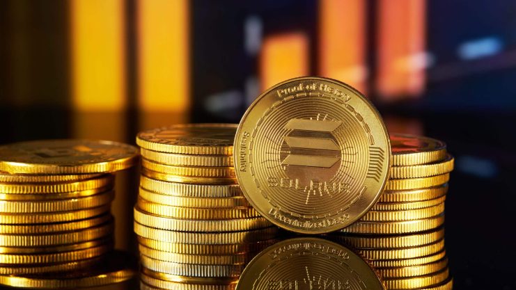 SOL-Coin-Stapel vor einem dunklen Hintergrund mit Kursdiagrammen