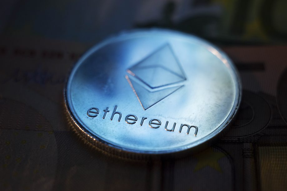Eine blaue Ethereum-Münze vor einem schwarzen Hintergrund