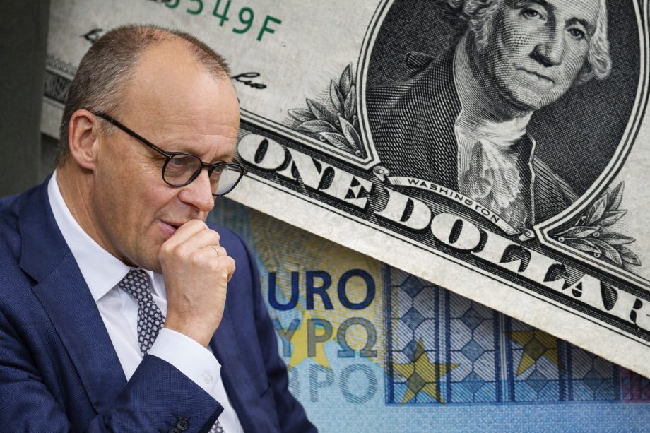 Mann im Anzug mit Brille sitzt links im Vordergrund und wirkt nachdenklich. Im Hintergrund überlagern sich ein US-Dollar-Schein und ein Euro-Geldschein. Symbolbild für Währungsmarkt, Geldpolitik und Wechselkurs zwischen Dollar und Euro.