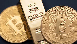 Goldbarren zwischen zwei Bitcoin-Münzen