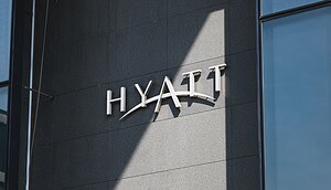Hyatt-Logo auf Gebäude