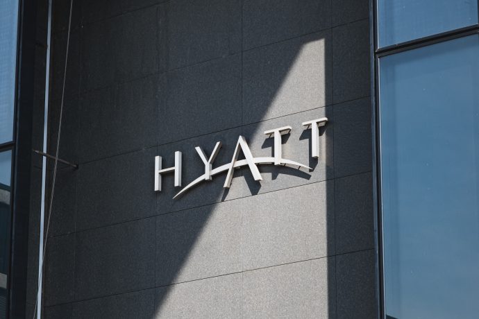 Hyatt-Logo auf Gebäude