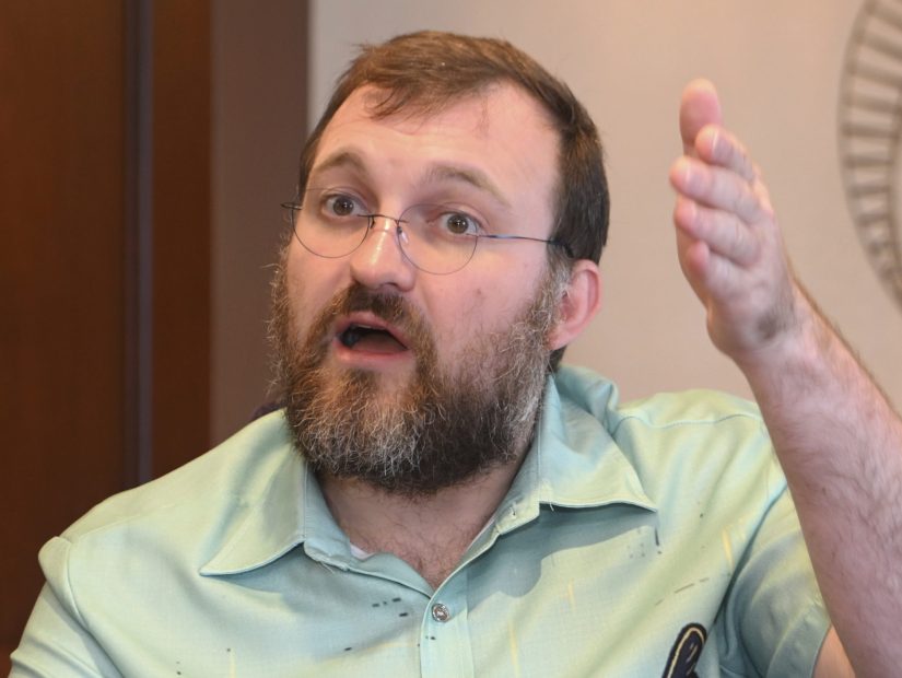 Das Bild zeigt das Gesicht von Chalres Hoskinson, dem Gründer des Krypto-Projekts Cardano