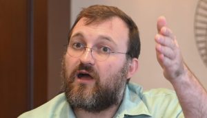 Das Bild zeigt das Gesicht von Charles Hoskinson, dem Gründer des Krypto-Projekts Cardano