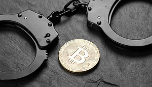 Handschellen und eine Bitcoin-Münze