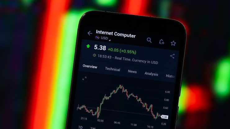 Smartphone, das den Chartverlauf von Internet Computer ICP zeigt.