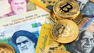 Bitcoin Münzen neben Iranischem Rial.