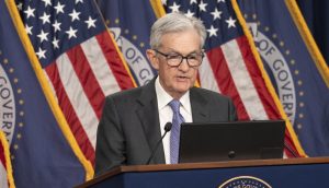Fed-Chef Jerome Powell vor US-Flaggen bei einer Pressekonferenz