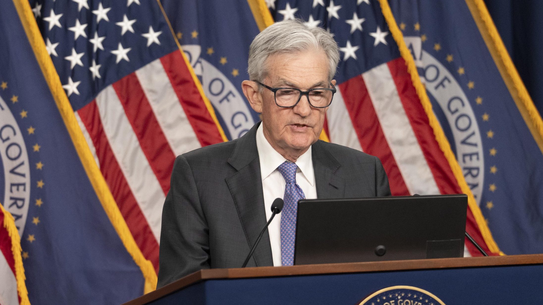 Fed-Chef Jerome Powell vor US-Flaggen bei einer Pressekonferenz