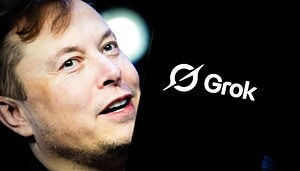 Elon Musk steht neben einem Bildschirm, auf dem das Grok-Logo mit weißem Text und einem stilisierten Symbol auf schwarzem Hintergrund zu sehen ist, daneben ein dezentes Bitcoin-Symbol.
