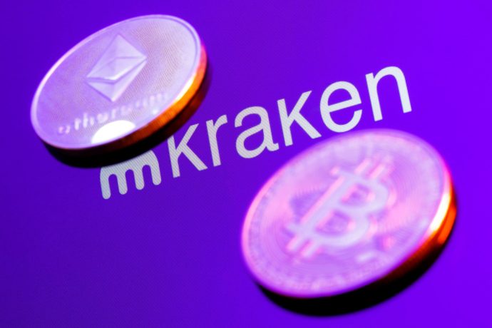 Zwei Münzen, eine mit dem Ethereum-Logo und die andere mit dem Bitcoin-Logo, werden über dem Wort Kraken auf einem lila Hintergrund angezeigt.
