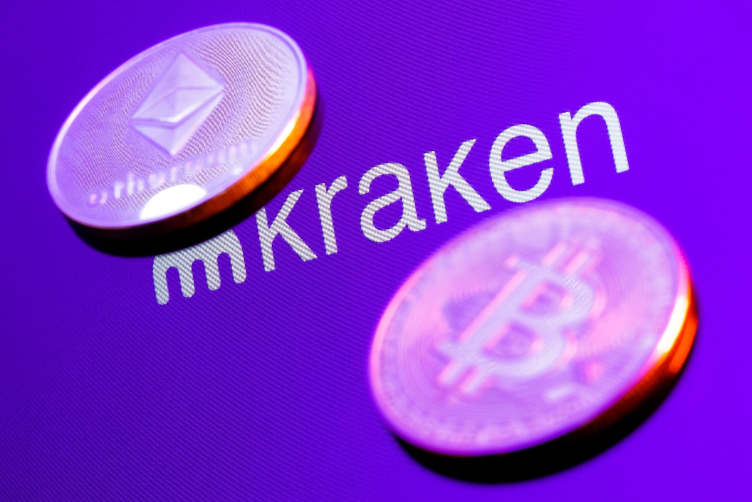 Zwei Münzen, eine mit dem Ethereum-Logo und die andere mit dem Bitcoin-Logo, werden über dem Wort Kraken auf einem lila Hintergrund angezeigt.