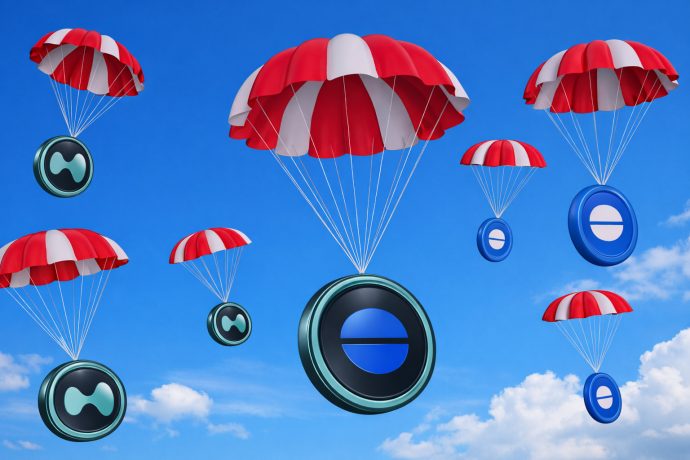 HYPE- und BASE-Münzen hängen von Fallschirmen im Himmel