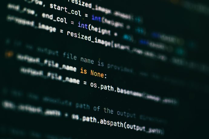 Zeilen von Computer-Code auf einem schwarzen Hintergrund