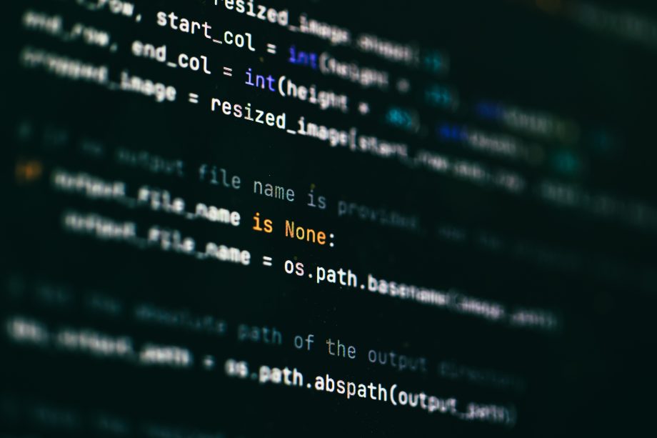 Zeilen von Computer-Code auf einem schwarzen Hintergrund