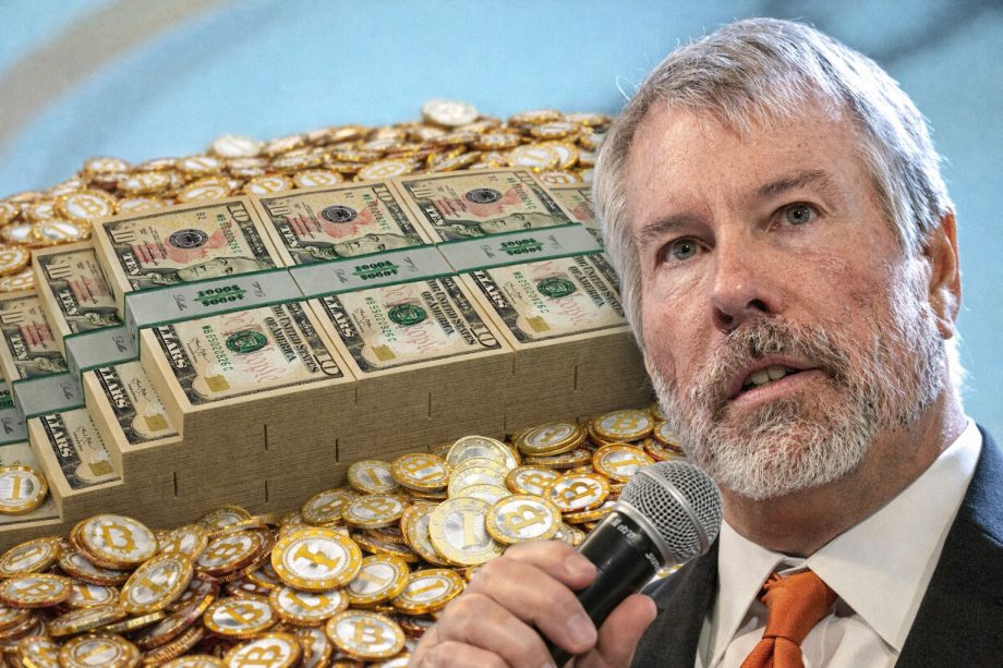 Mann mit grauen Haaren und Bart spricht in ein Mikrofon. Im Hintergrund liegen große Stapel von US-Dollar-Scheinen auf einer Fläche aus goldenen Bitcoin-Münzen. Symbolische Darstellung von Bitcoin, Vermögen und Finanzmarkt-Debatte.