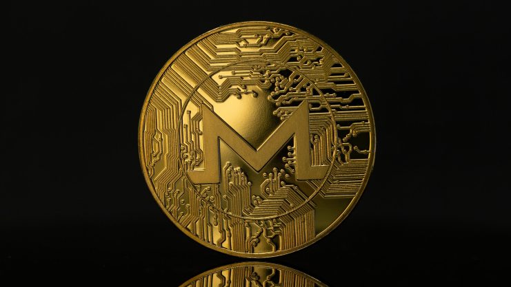 Eine goldene Monero-Münze auf einem schwarzen Hintergrund.